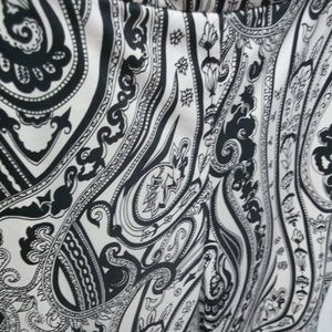 Black and white The Limited stretch size 6 capris